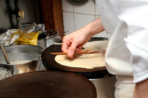 making crêpes