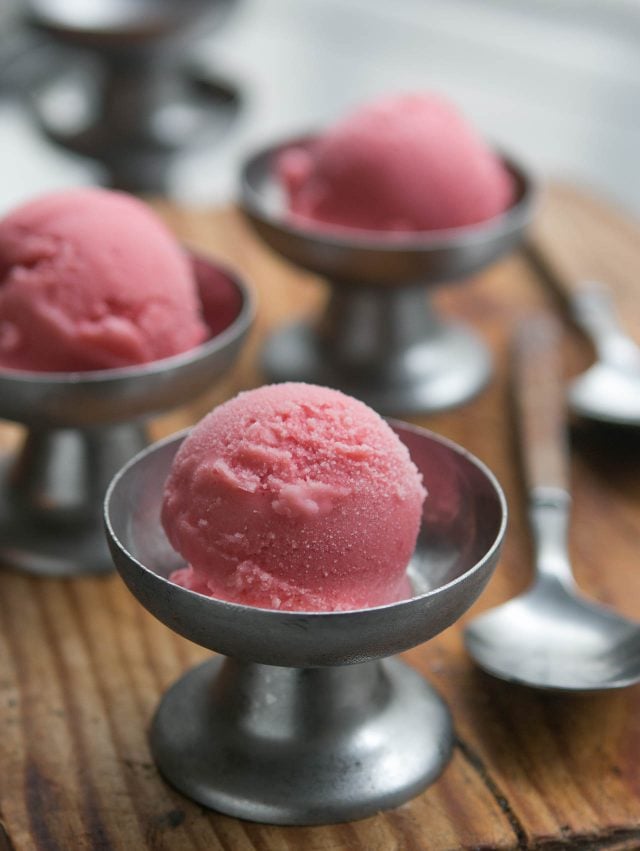 Strawberry meringue frozen yogurt recipe-4