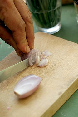 slicing shallots