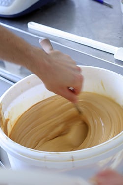 stirring confiture de lait