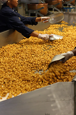 mixing caramel corn