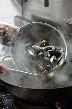 washing mussels with Kylie Kwong