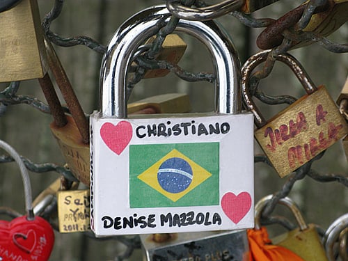 PARIS, FRANCE - JUNE 6., 2013: Lovers Have Locked Thousands of Locks To the Pont  Des Arts Bridge in Paris. the Padlocks, with Keys Editorial Photo - Image  of icon, metal: 66408461