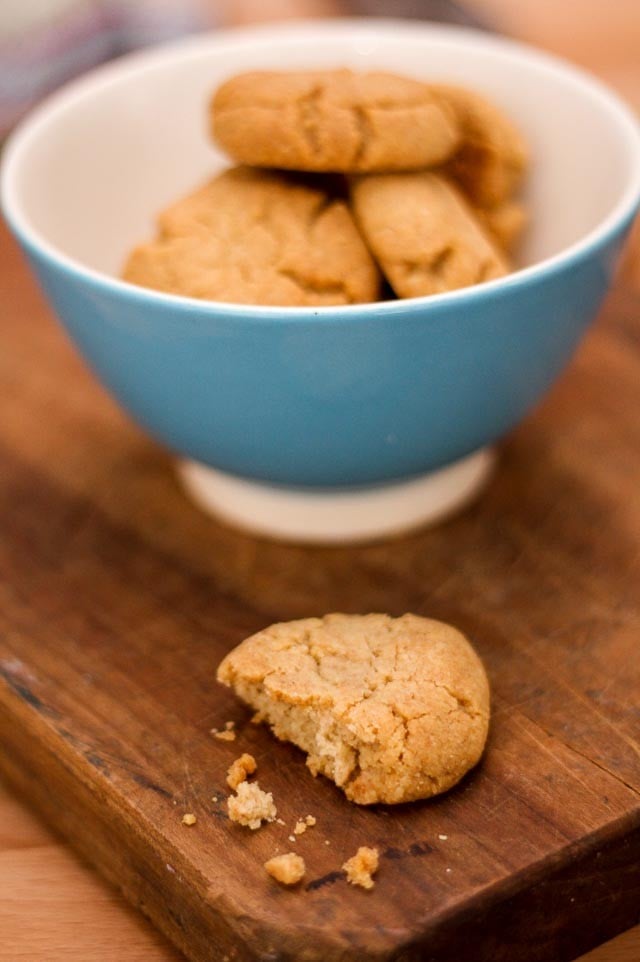 tahini and almond cookies