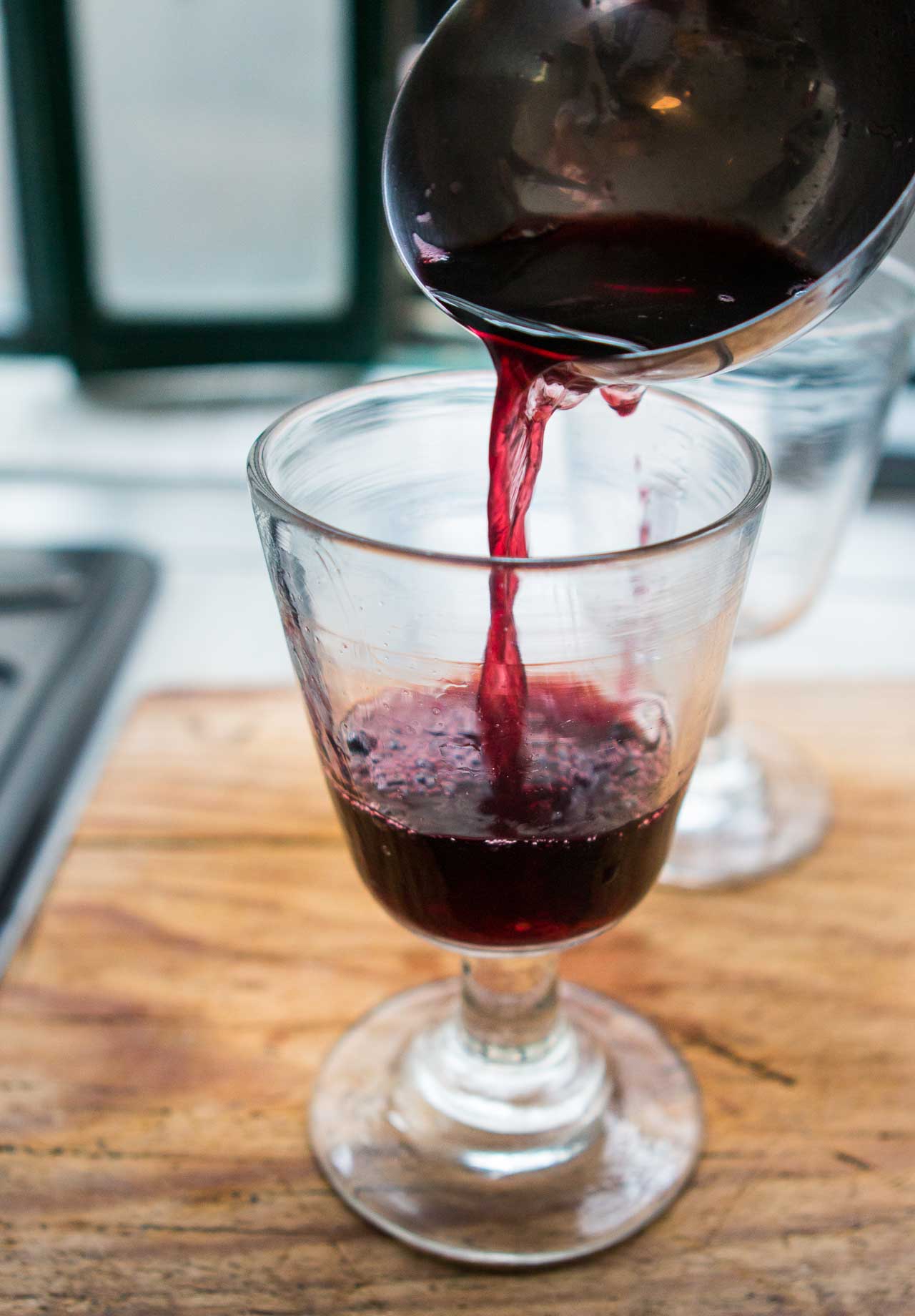 https://www.davidlebovitz.com/wp-content/uploads/2012/12/vin-chaud-mulled-wine-recipe.jpg