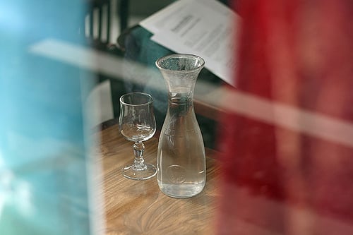 Glass of store water in french