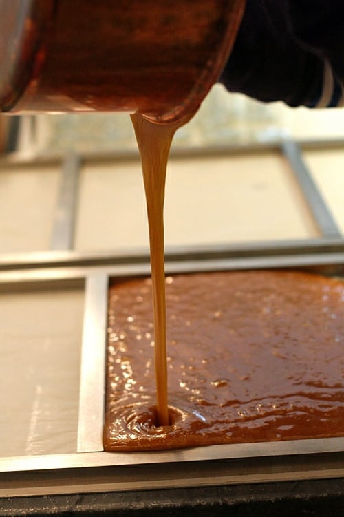 pouring caramel at Pärlans Confectionary/Konfektyr