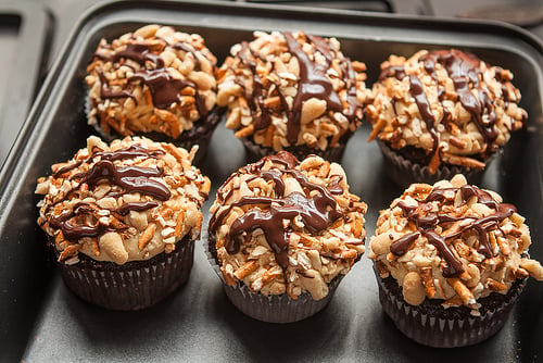 chocolate, peanut butter & pretzel cupcakes