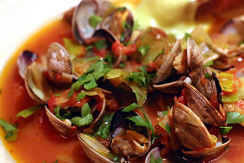 Clams, tomatoes and leeks