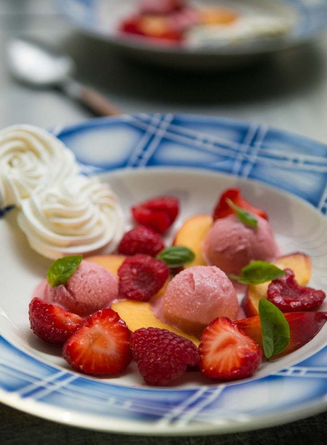 Strawberry meringue and frozen yogurt recipe