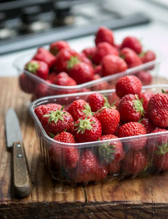 Strawberry meringue frozen yogurt 