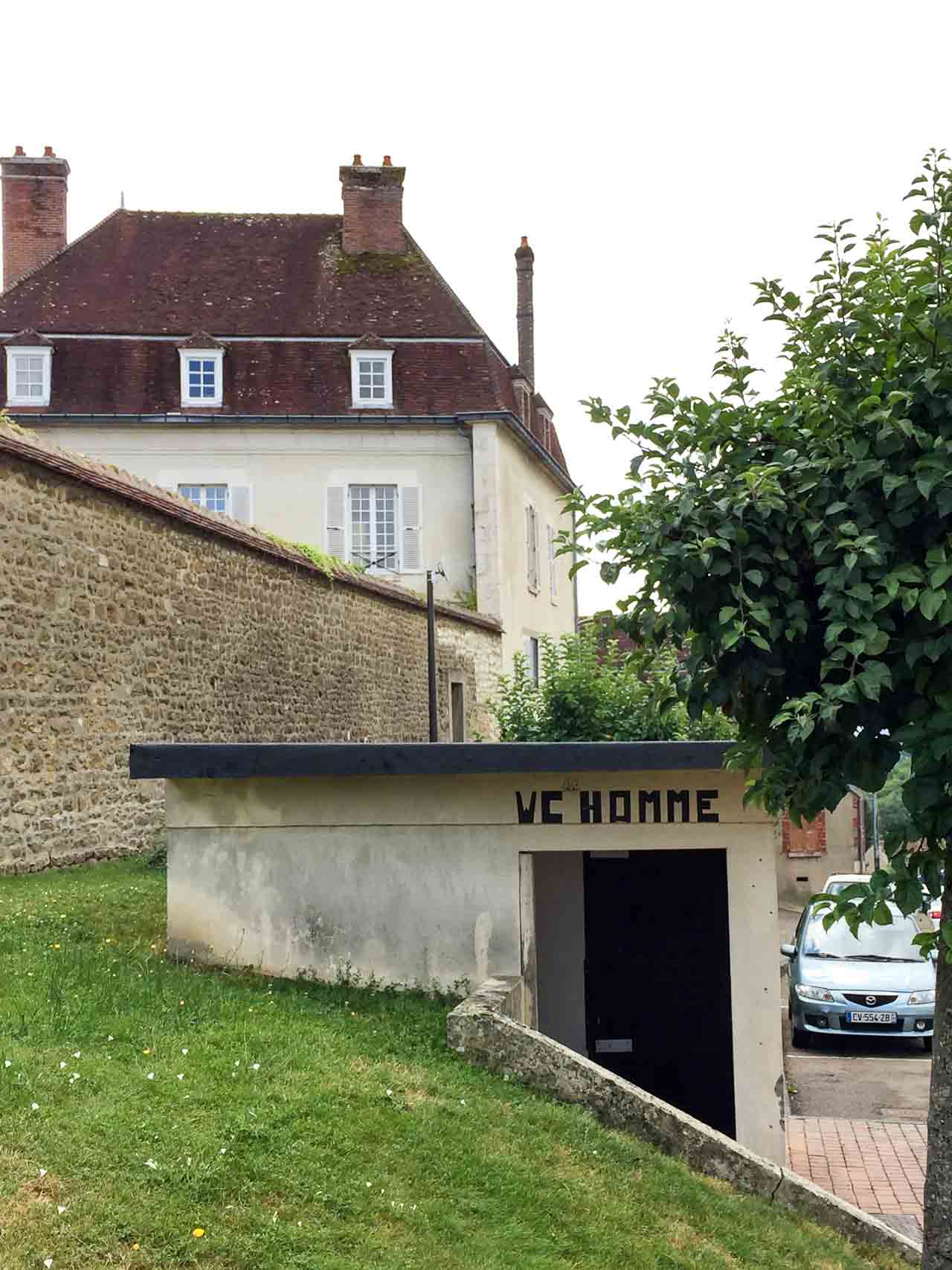 Faire pipi: Finding a bathroom in France