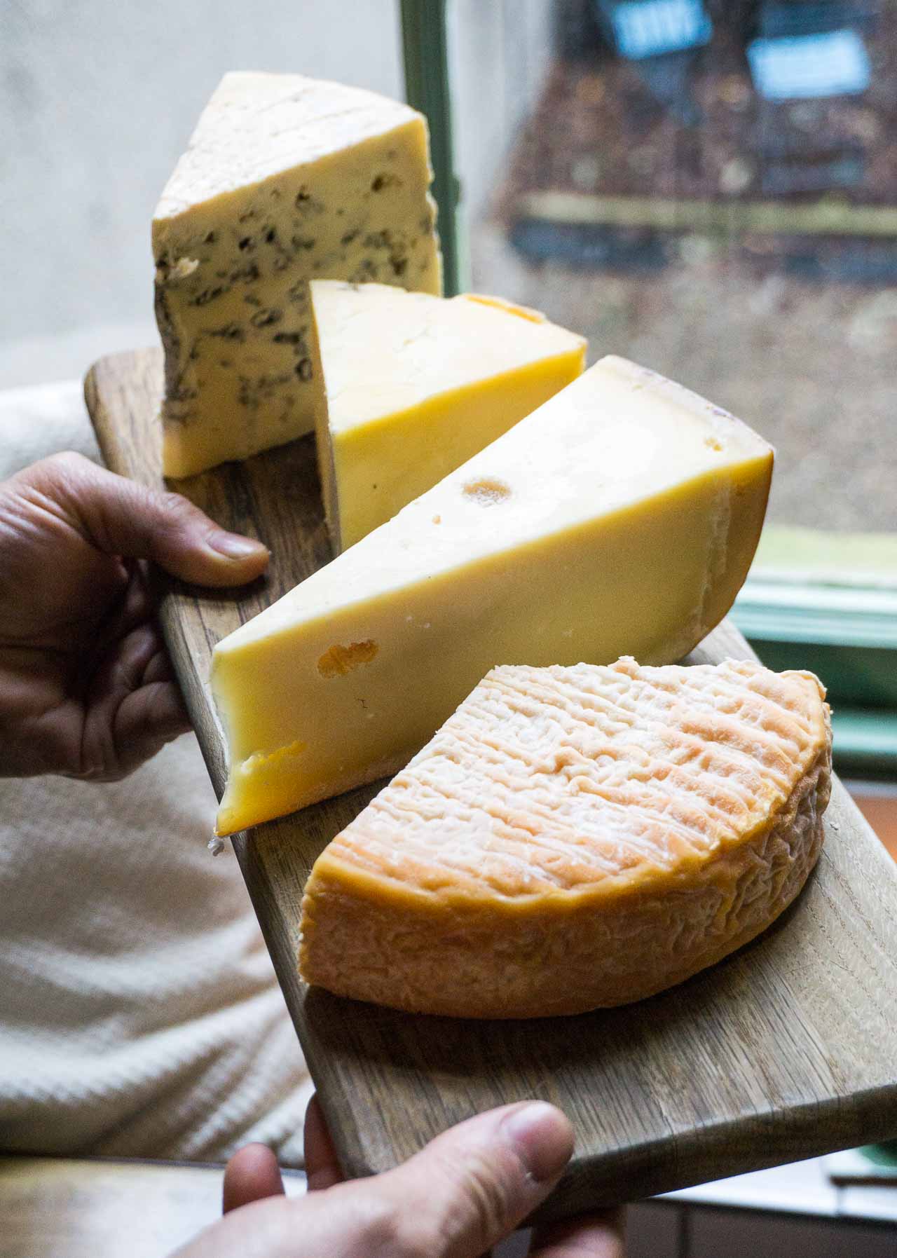 A tasty trip to Edinburgh, Scotland, with bakeries, restaurants, food shops, whisky tastings, and more!